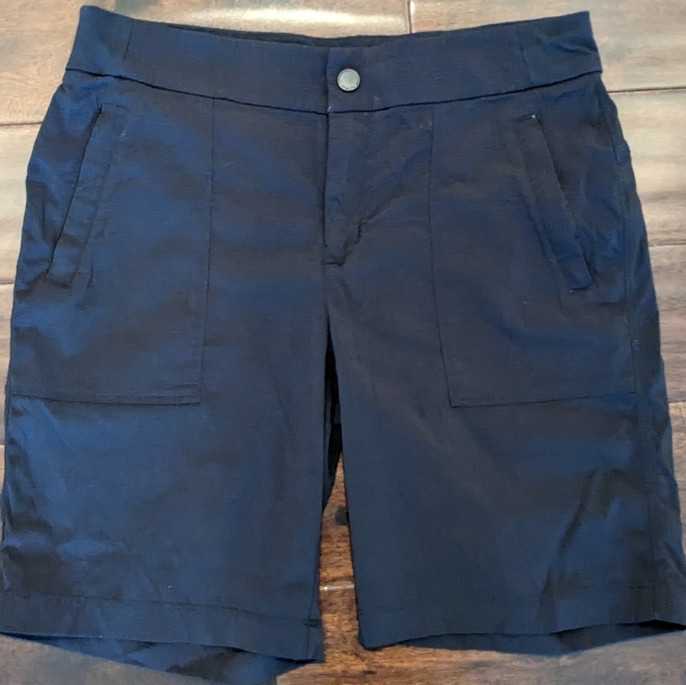 Athleta Trekkie Bermuda shorts, black, Size 8